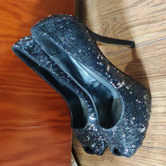 Black sequined Le Chateau peep-toe heels - Picture 2 of 5